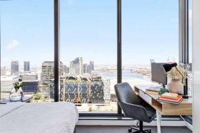 A Cozy 2BR Apt with Harbour Views and FREE Parking